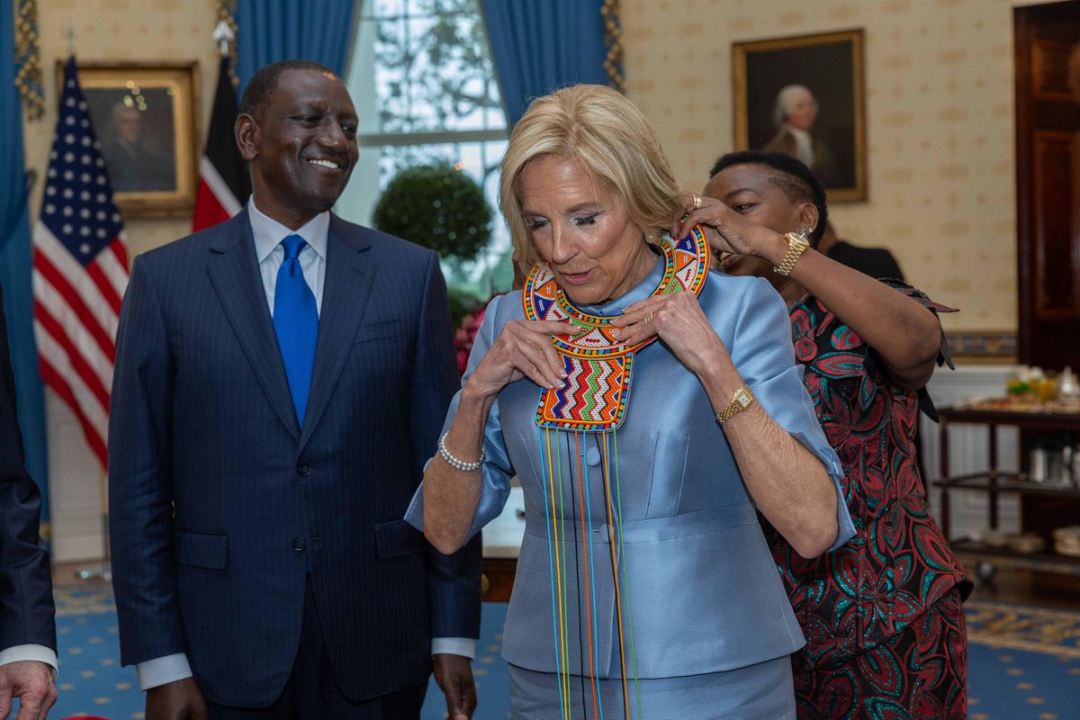 President William Ruto and First Lady Rachel Ruto present a beadwork gift to @FLOTUS Jill Biden. Ushanga initiative is supported by PS @UmmiMBashir especially from the nomadic & Pastrolic communities in an aim to earn them a living while empowering them. #KenyaUSPartnership