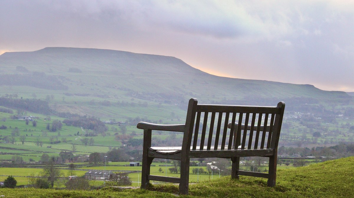 Morning everyone. Let’s hope the weather improves for the weekend 🌞 #pewswithviews #BenchLove #Weekend