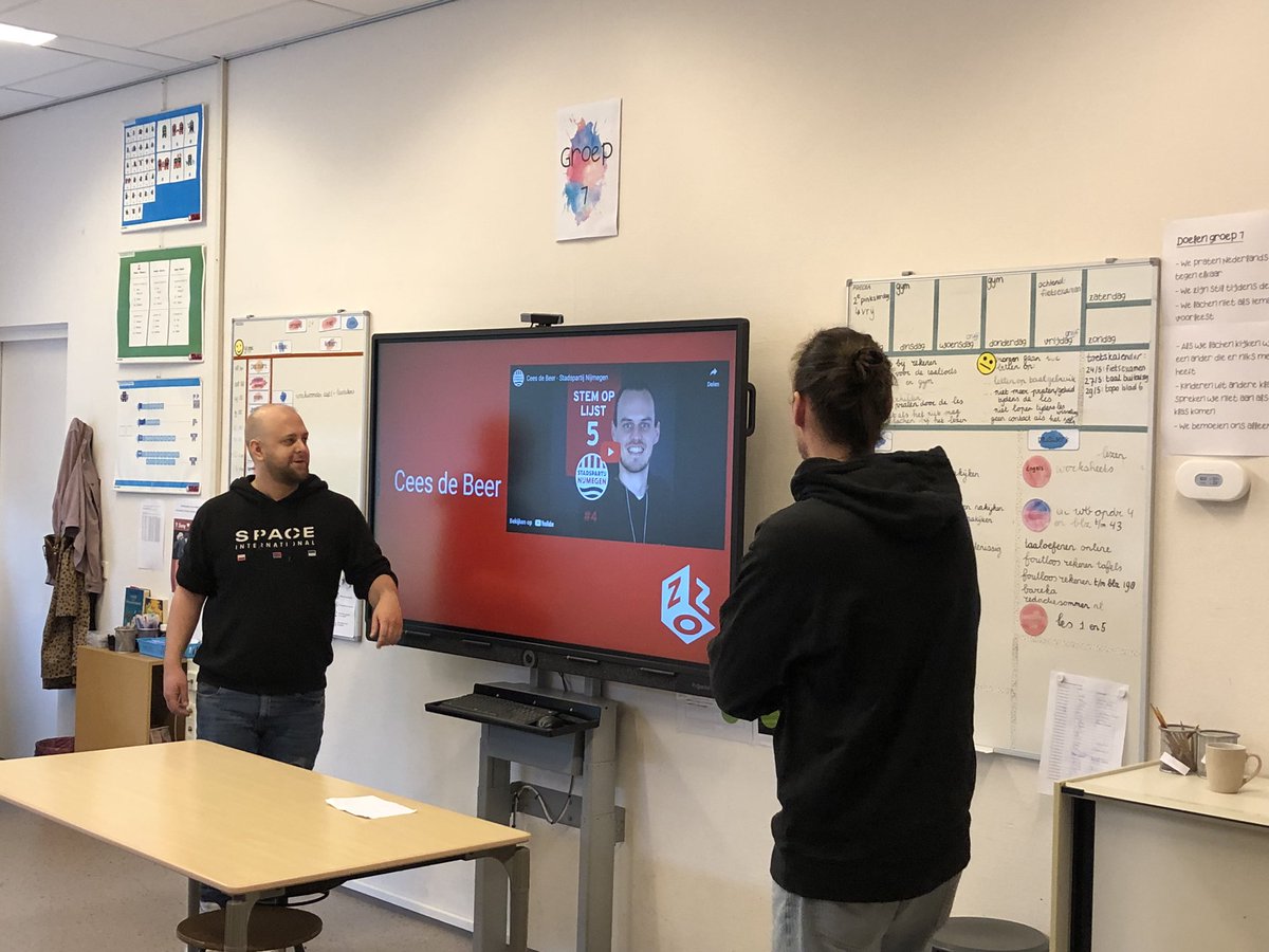 Amy van Son (@amyvanson) on Twitter photo Vandaag is het onderwerp ‘Politiek en Maatschappij’ met als gast Cees de Beer, lokaal politicus in Nijmegen.
#DeWat?! #Debat! <a href="/ZOZplatform/">ZOZ platform</a> <a href="/vermoedelijk/">David Saelmans</a> Vandaag is het onderwerp ‘Politiek en Maatschappij’ met als gast Cees de Beer, lokaal politicus in Nijmegen.
#DeWat?! #Debat! <a href="/ZOZplatform/">ZOZ platform</a> <a href="/vermoedelijk/">David Saelmans</a>