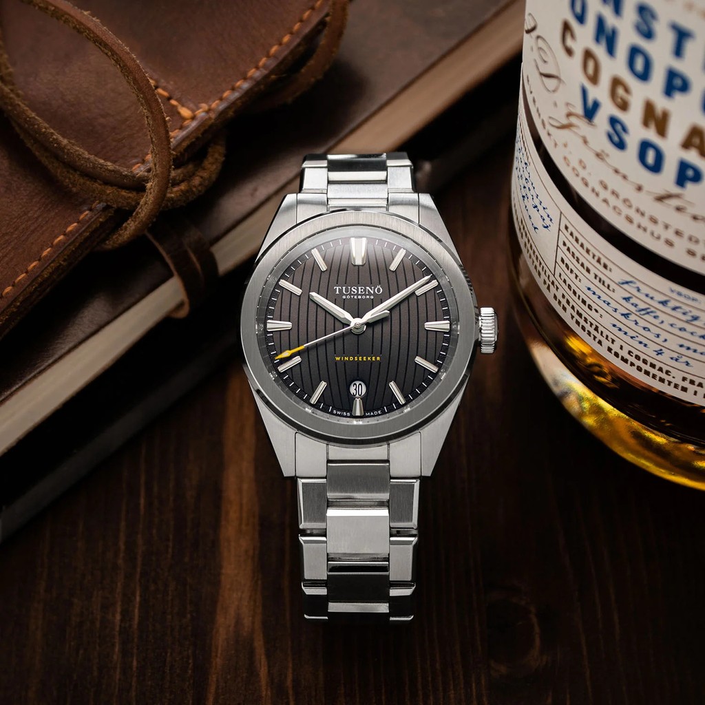 Tusenö Windseeker

”Windseeker was designed to be a sleek and classy timepiece, perfect for both sports and everyday wear. The dial is the centrepiece of the design, featuring subtle details such as a sunburst finished inner dial and textured outer ring.”
– Johan, Tusenö