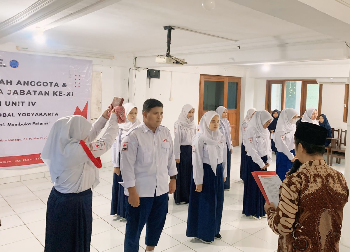 StikesSURGA's tweet photo. Sabtu (18/5), di Aula Wisma Graha SantriPreuner @StikesSURGA  diselenggarakan Pelantikan &amp; Serah Terima Jabatan Pengurus Korps Sukarela Palang Merah Indonesia (KSR PMI) periode 2024-2025. Turut hadir dalam acara ini a.l: ibu Wahyu Nurwasi Rofiah S yg mewakili @PMI_Kab_Bantul .... https://t.co/qtNWI5ruLN