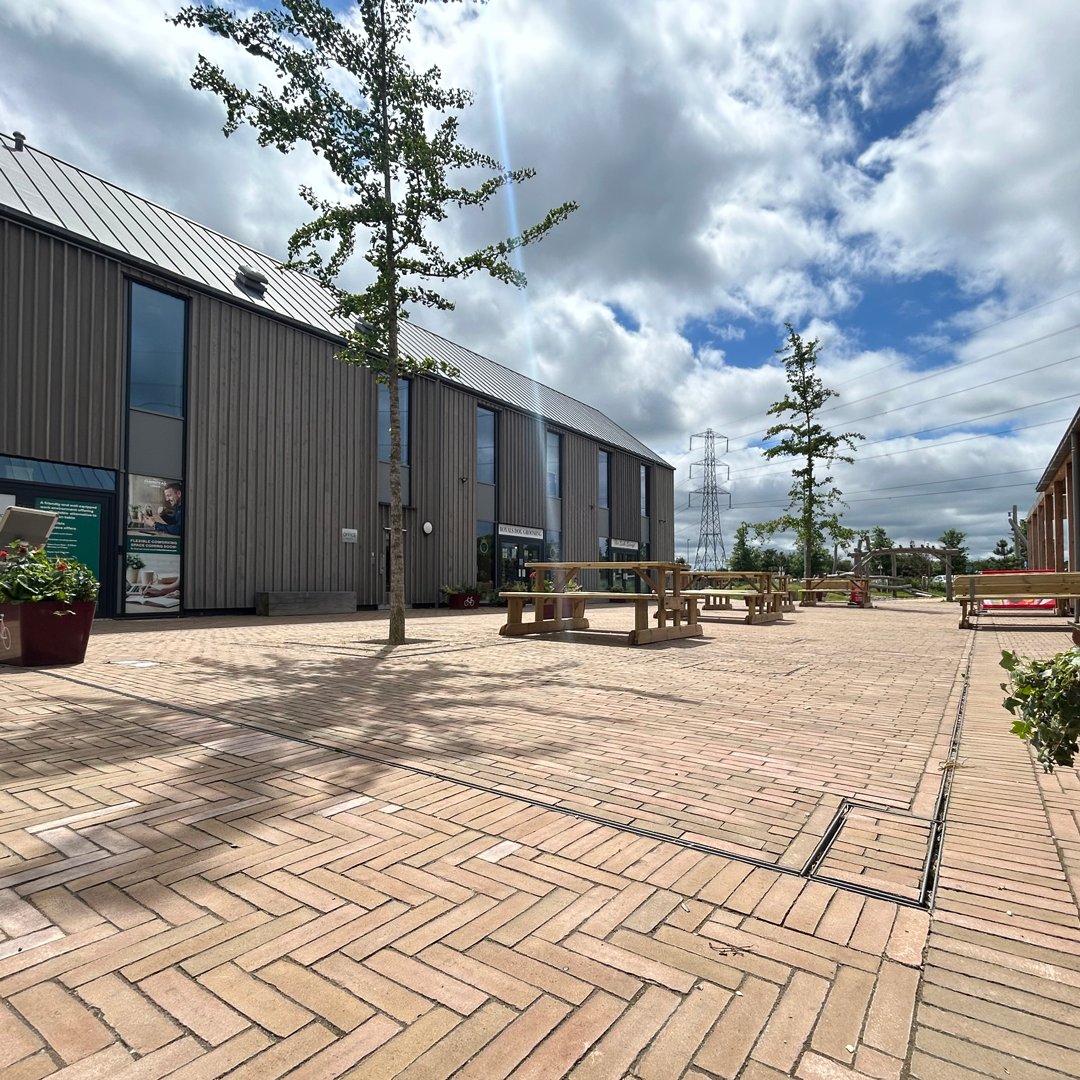 HauratonUKLtd's tweet image. 🏡 Linmere homes in Houghton Regis has seen remarkable growth since 2021. Central to this community is The Farmstead, a lively hub designed to bring residents together. 🌳 Here our SLOTTED channels manage the rainwater runoff and direct water to two central trees. #TreeWatering