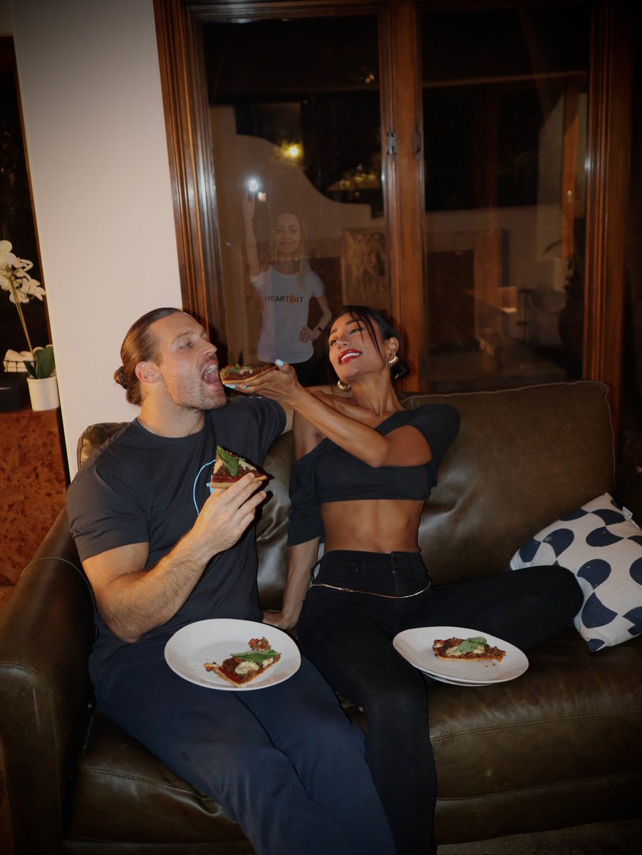 LoveIsBitcoin21's tweet image. BREAKING 

Exclusive tell-all by Libby, the untold photographer behind the scenes.

How many bites did she feed her Bubu?

Gluten free? Is that for pussies?

How much meat was on the slice of pizza 🍕 

And most importantly, did Meatlove check that bumbum on that couch?  Did it…