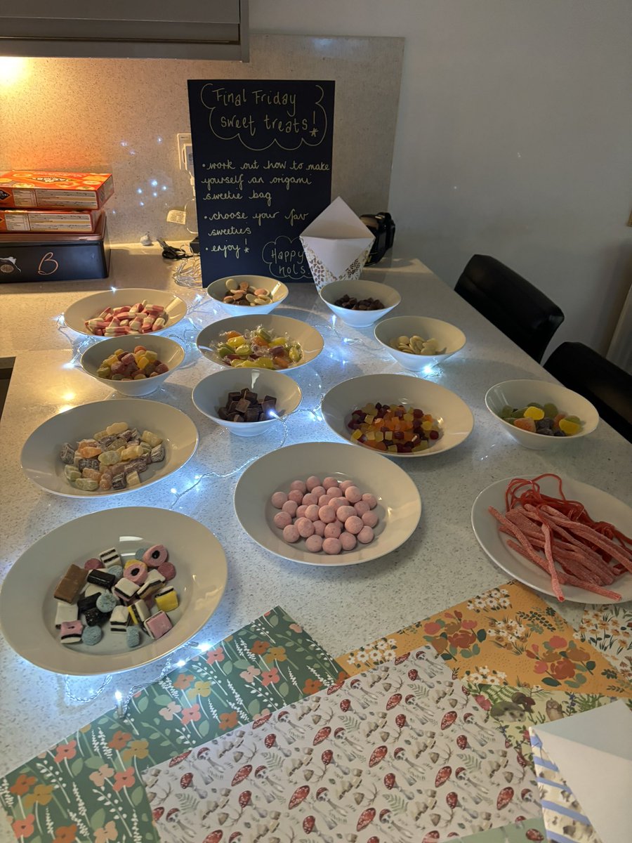 🍭🍬🍫Final Friday sweet treats! Love working at this place <a href="/Burleywoodheadp/">BWoodhead Primary</a> Thank you <a href="/WoodheadHead/">Head Teacher</a> #smallbutmighty #weareburleywoodhead