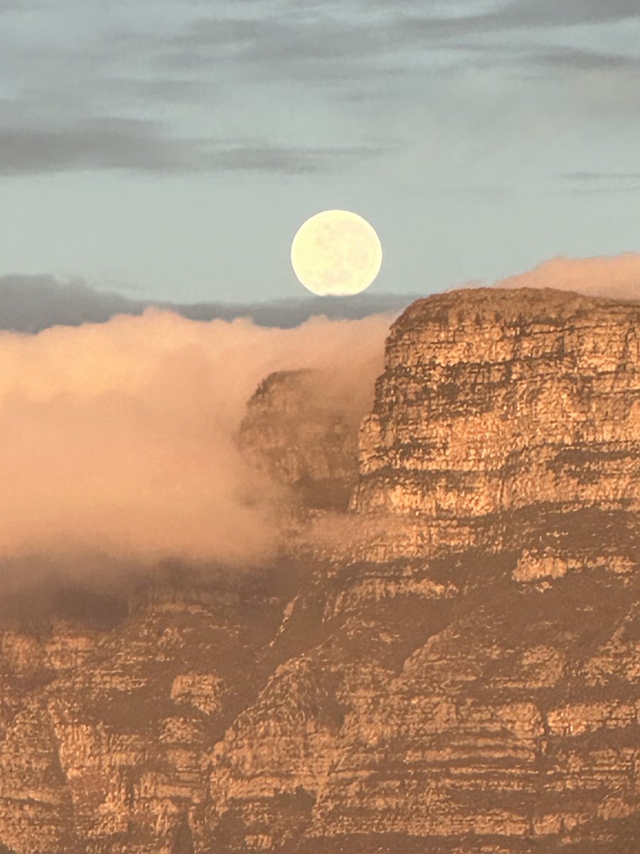 To fellow Mooners, this morning’s moon setting over #TableMountain, Cape Town. Views from Pinelands