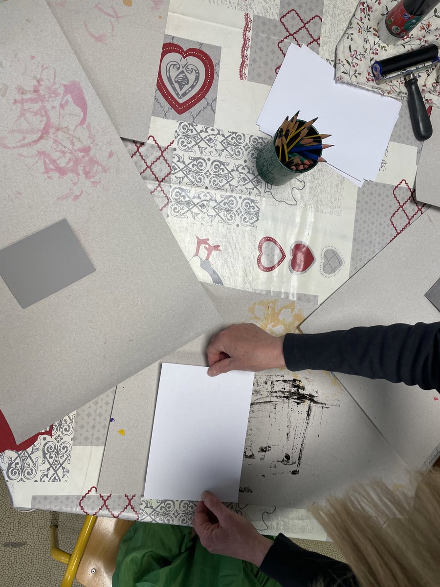YannPoirson's tweet photo. #PLJ70 les élèves de MS-GS de Christelle Rolet expérimentent les #techniques du livre d’Anne Lefebvre « en vrai » ! 
#rencontres #1auteur1classe
@DSDEN70 @Canope_70 @Toftaky https://t.co/mD994ahZj7