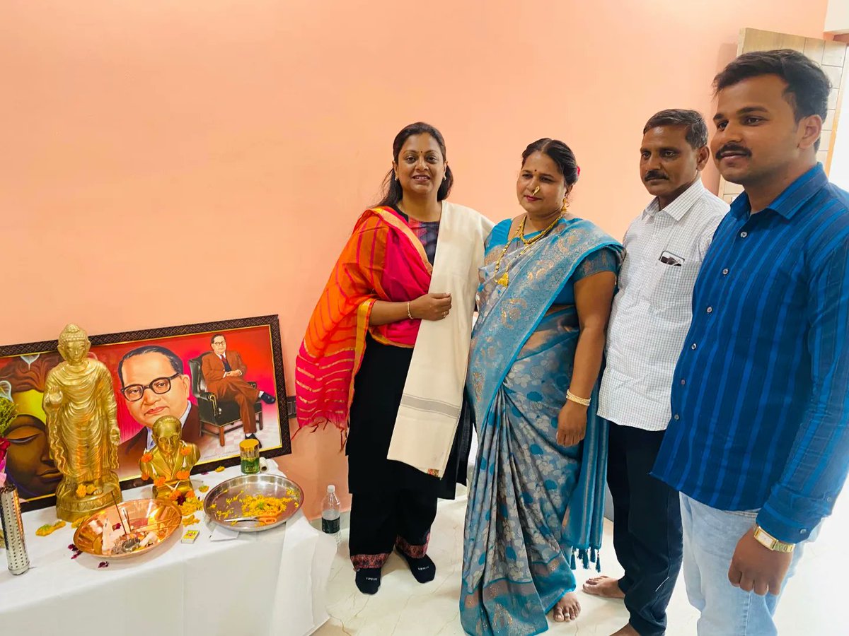URupwate's tweet photo. महात्मा फुले विघालयाचे शिक्षक मा. मिलिंद सोनवणे सर यांच्या नवीन वास्तूच्या गृहप्रवेश सोहळा माझ्या हस्ते पार पडला. यावेळी सोनवणे कुटुंबाला शुभेच्छा दिल्या.

#utkarsharupwate
#shirdiloksabha2024 #vba #vanchitbahujanaghadi 
#newasa #shirdi #Shirdiloksabha  #sangamner #ghulewadi https://t.co/R9xpT5nyOn