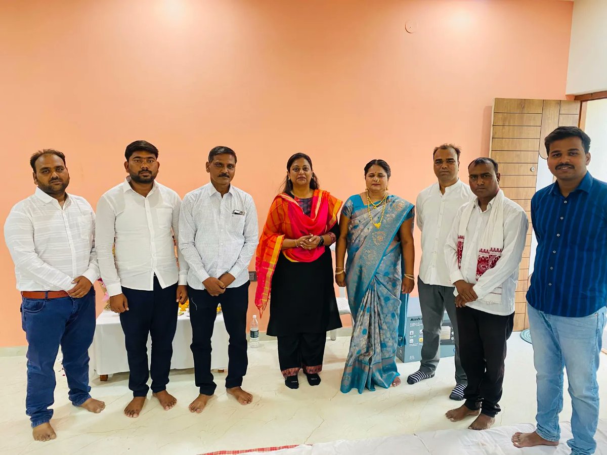 URupwate's tweet photo. महात्मा फुले विघालयाचे शिक्षक मा. मिलिंद सोनवणे सर यांच्या नवीन वास्तूच्या गृहप्रवेश सोहळा माझ्या हस्ते पार पडला. यावेळी सोनवणे कुटुंबाला शुभेच्छा दिल्या.

#utkarsharupwate
#shirdiloksabha2024 #vba #vanchitbahujanaghadi 
#newasa #shirdi #Shirdiloksabha  #sangamner #ghulewadi https://t.co/R9xpT5nyOn