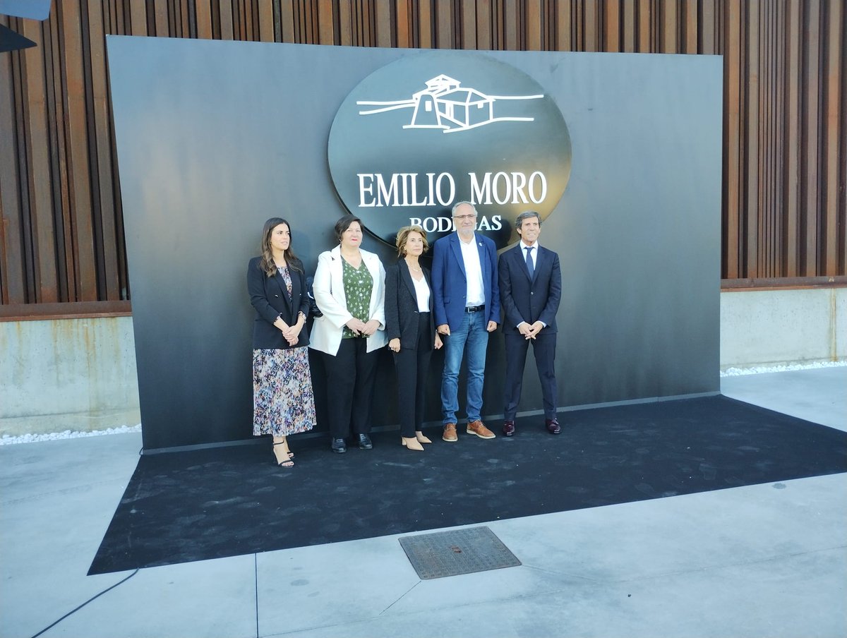 🍷Las bodegas @emilio_moro desembarcan en #ElBierzo con la apertura de sus instalaciones en #Ponferrada. 🤝El presidente de @CCBierzo, @OlegarioRamon, y la consejera comarcal de Turismo, Cristina Pérez, acudieron a su puesta de largo. ¡Bienvenidos a El Bierzo!