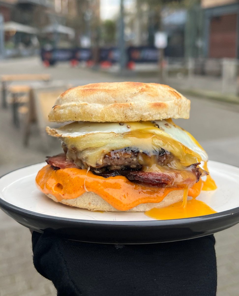 Re-introducing to you to one of our favourite #brunch dishes yet 👇️

- The Jolly Hog Proper Porker patty
- Cheddar
- Double The Jolly Hog Black Treacle Bacon
- Fried egg 
- Nduja mayo
- Toasted muffin

thejollyhog.com/find-us/jolly-…

#breakfast #bristol