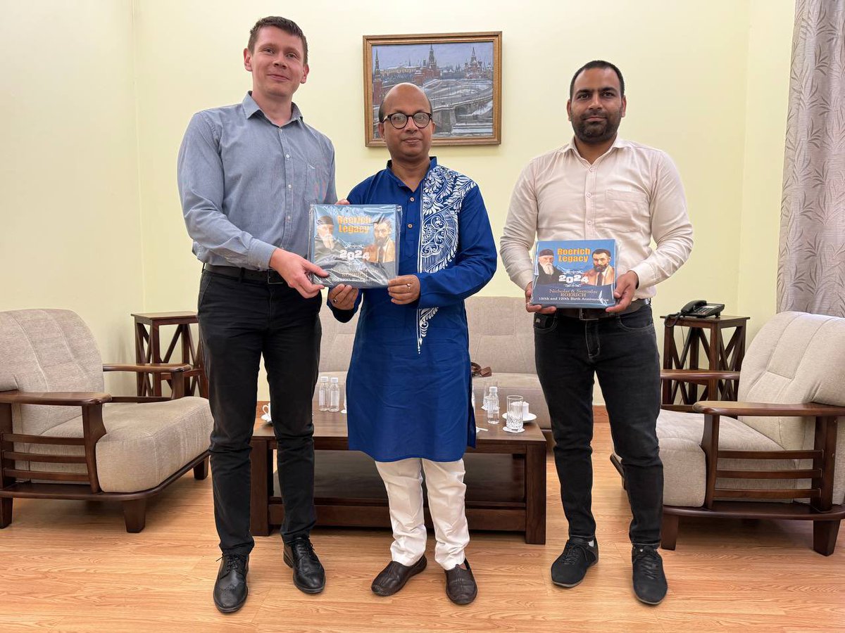 🇷🇺🤝🇮🇳 On May 23, the diplomats of the #Russia’n Embassy in #India had a meeting with prominent Indian political scientist, economic & foreign policy #expert Dr Suvrokamal Dutta. 🔗 More details — t.me/RusEmbIndia/60… #RussiaIndia