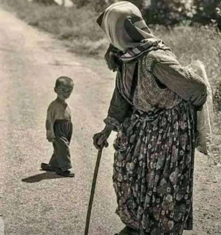 ان کے درمیان فرق ایک میٹر اور ستر سال کا ہے ،

 ایک سامنے دیکھتا ہے اور ڈرتا ہے ،

 اور دوسری پیچھے دیکھتی ہے اور حسرت کرتی ہے

#PTI_Folllowers