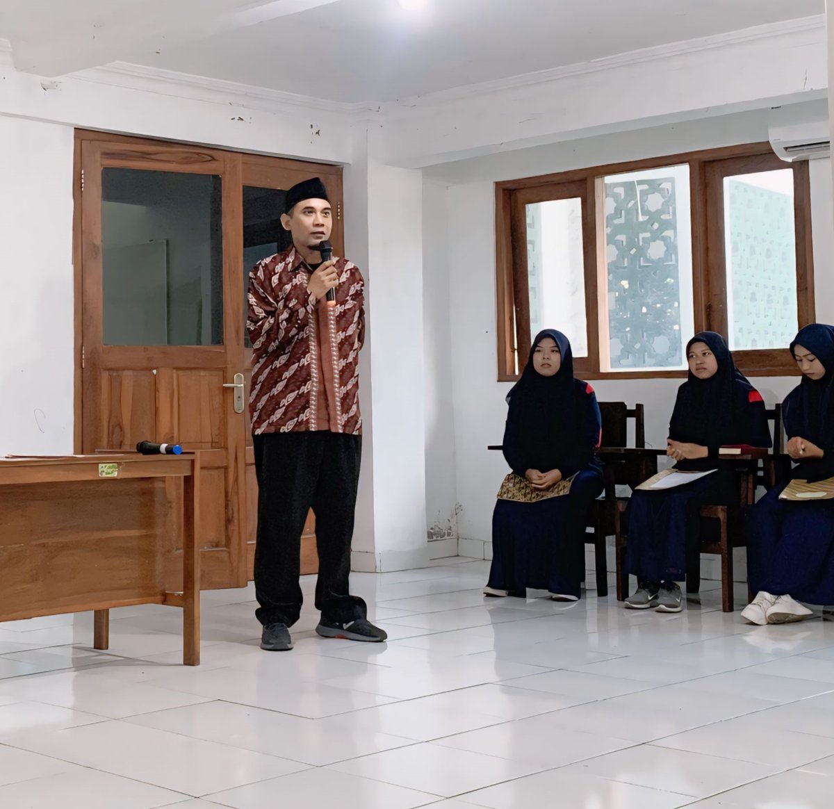 StikesSURGA's tweet photo. Sabtu (18/5), di Aula Wisma Graha SantriPreuner @StikesSURGA  diselenggarakan Pelantikan &amp; Serah Terima Jabatan Pengurus Korps Sukarela Palang Merah Indonesia (KSR PMI) periode 2024-2025. Turut hadir dalam acara ini a.l: ibu Wahyu Nurwasi Rofiah S yg mewakili @PMI_Kab_Bantul .... https://t.co/qtNWI5ruLN