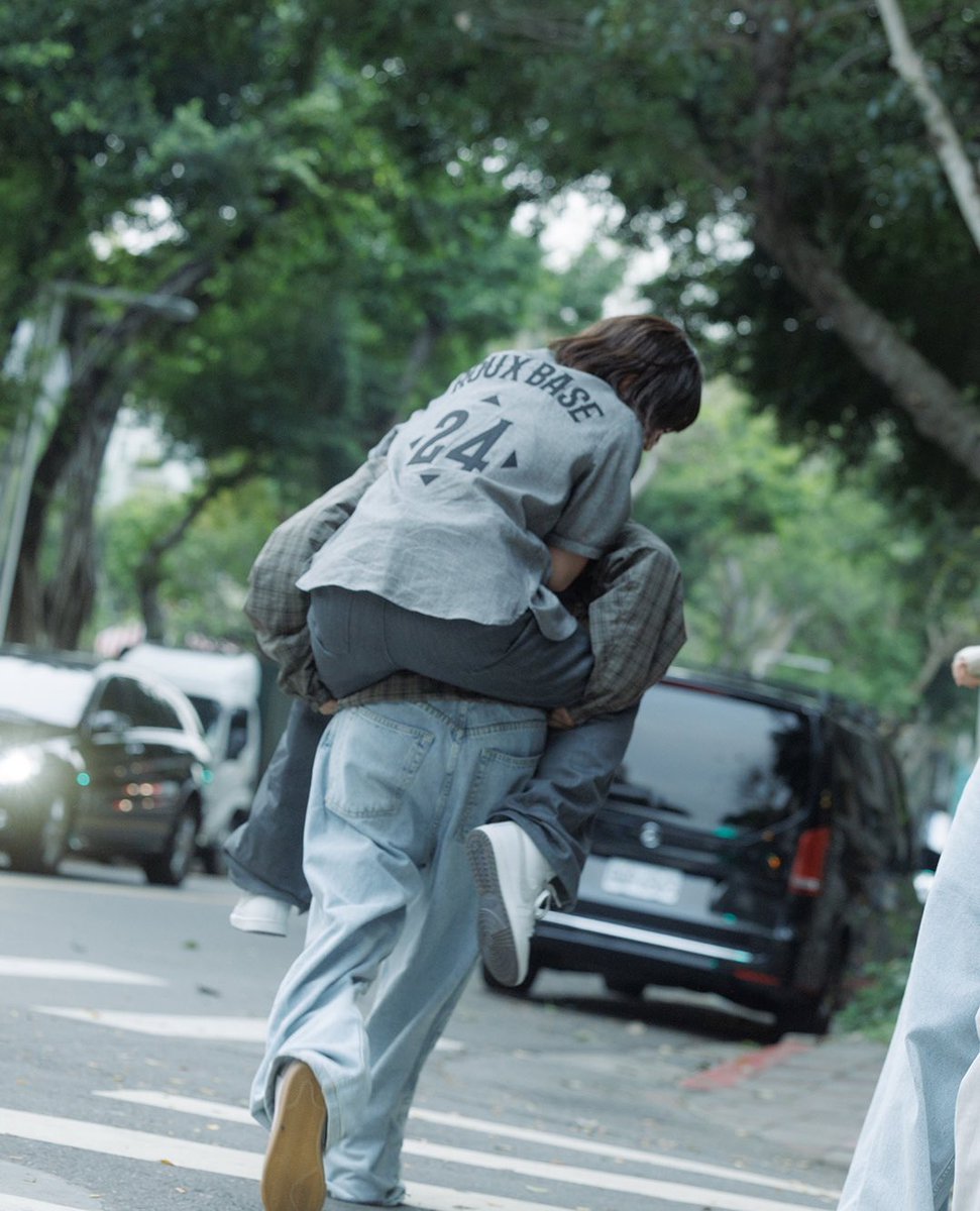 _hannibunch's tweet photo. BBANGSAZ PIGGYBACKKK???😭 https://t.co/UMTqg9JUdS