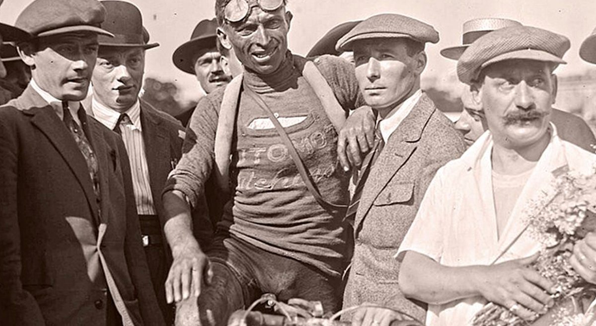 Cent'anni fa @LeTour di Ottavio Bottecchia, in maglia gialla per più giorni di Coppi e Bartali. Oggi il @giroditalia avrà il primo traguardo volante a Peonis, dove fu trovato agonizzante. Chi conosce la sua storia? #bicipro #cycling #ciclismo #bottecchia bici.pro/focus/storie/g…