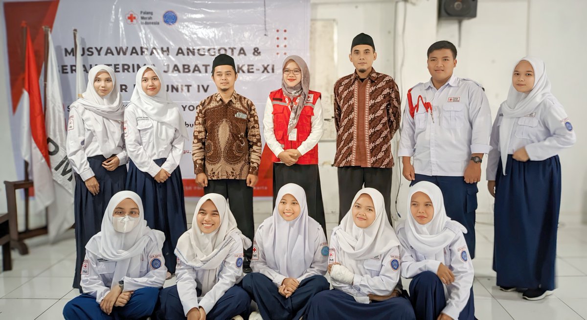 StikesSURGA's tweet photo. bpk Suyatno, S.Pd.I, M.Pd.I (Wakil Ketua III STIKes Surya Global), bpk Herbakti Nur Ch.,S.Sos (Pembina KSR PMI STIKES Surya Global), Pengurus KSR PMI Unit IV STIKES Surya Global periode 2023-2024, perwakilan BEM, DPM, UKM dan HMJ se-STIKES Surya Global. https://t.co/C0wN78es3y