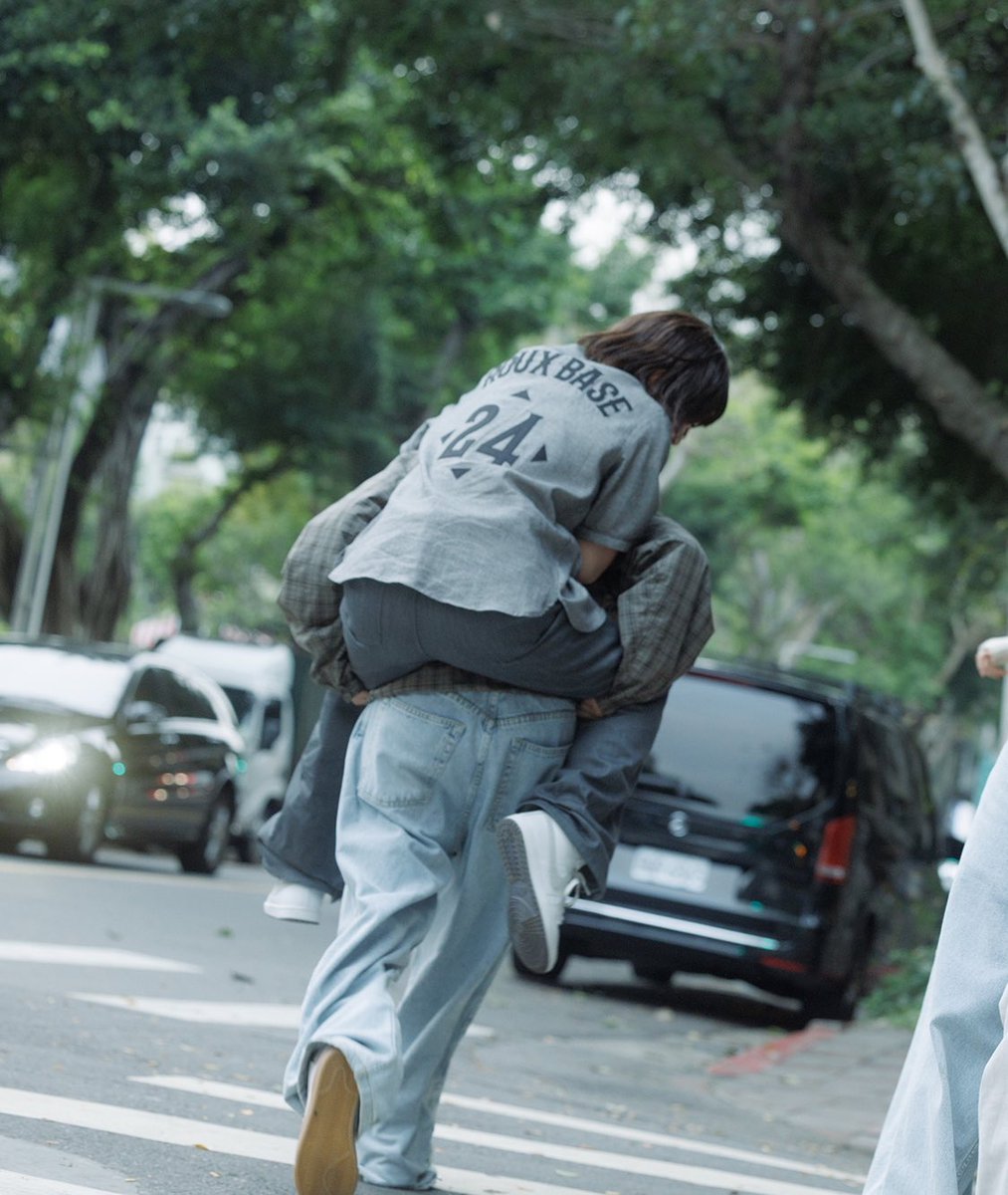 mjnwjns04z's tweet photo. minji really gave hanni a piggyback ride  😭😭😭😭😭 https://t.co/yy1opbUudy