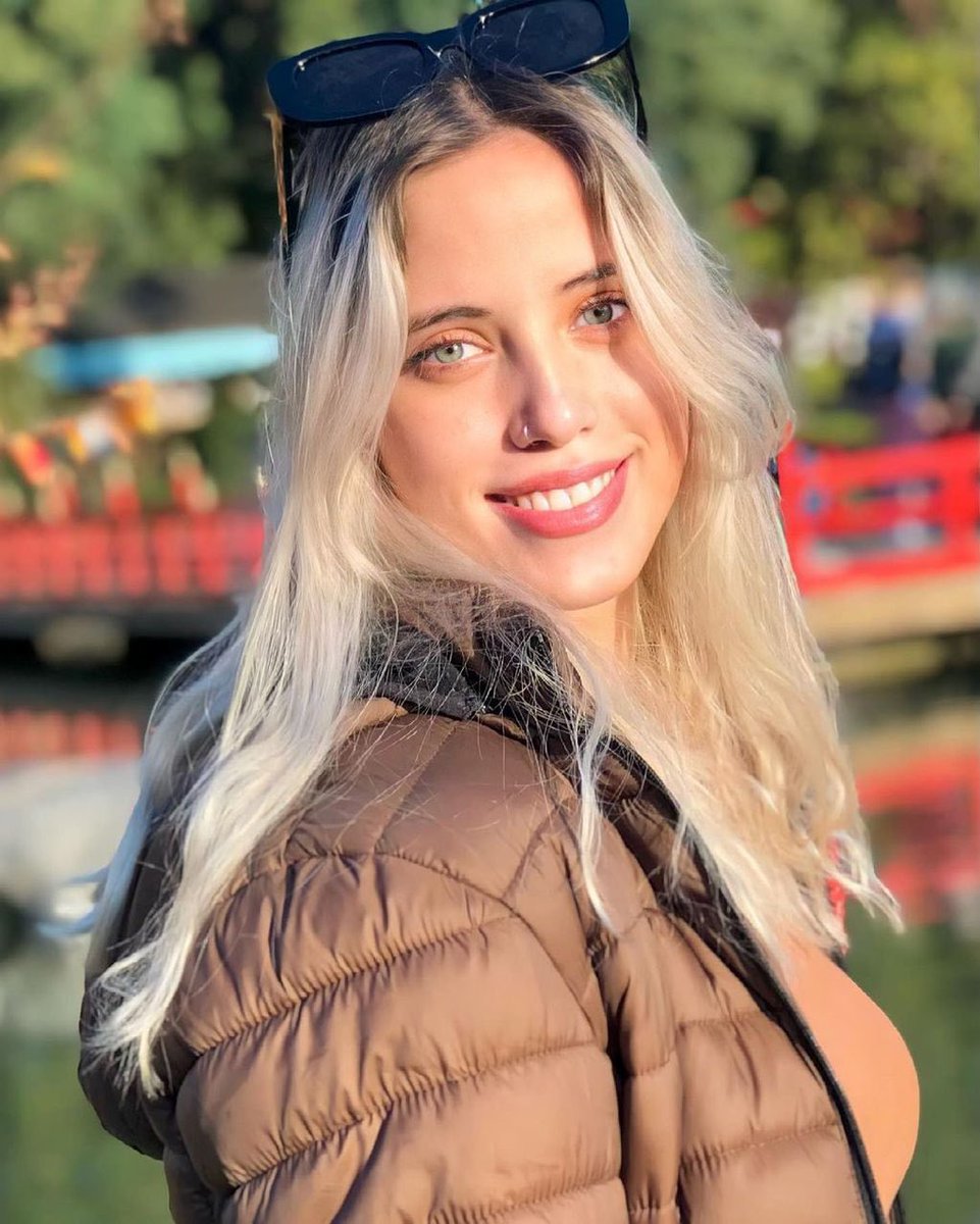 alitamoli04's tweet photo. @denissedata 

Según Bautista Denu es igual a Avril Lavigne.
Qué opinan ustedes? 
@AvrilLavigne #gh #bautista https://t.co/Twu0iVbMPh