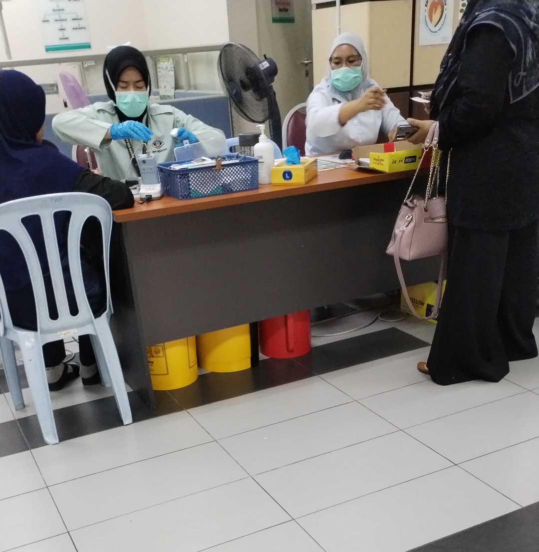 Klinik.. Allergic ubat. Muka bengkak + gatal😭. Cptlaaa panggil..x tahan plak nk menggaru