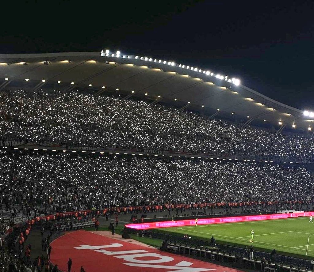 foootballo's tweet photo. "Beşiktaş fans are amazing."

- Daily Mail https://t.co/TMFjQNHexE