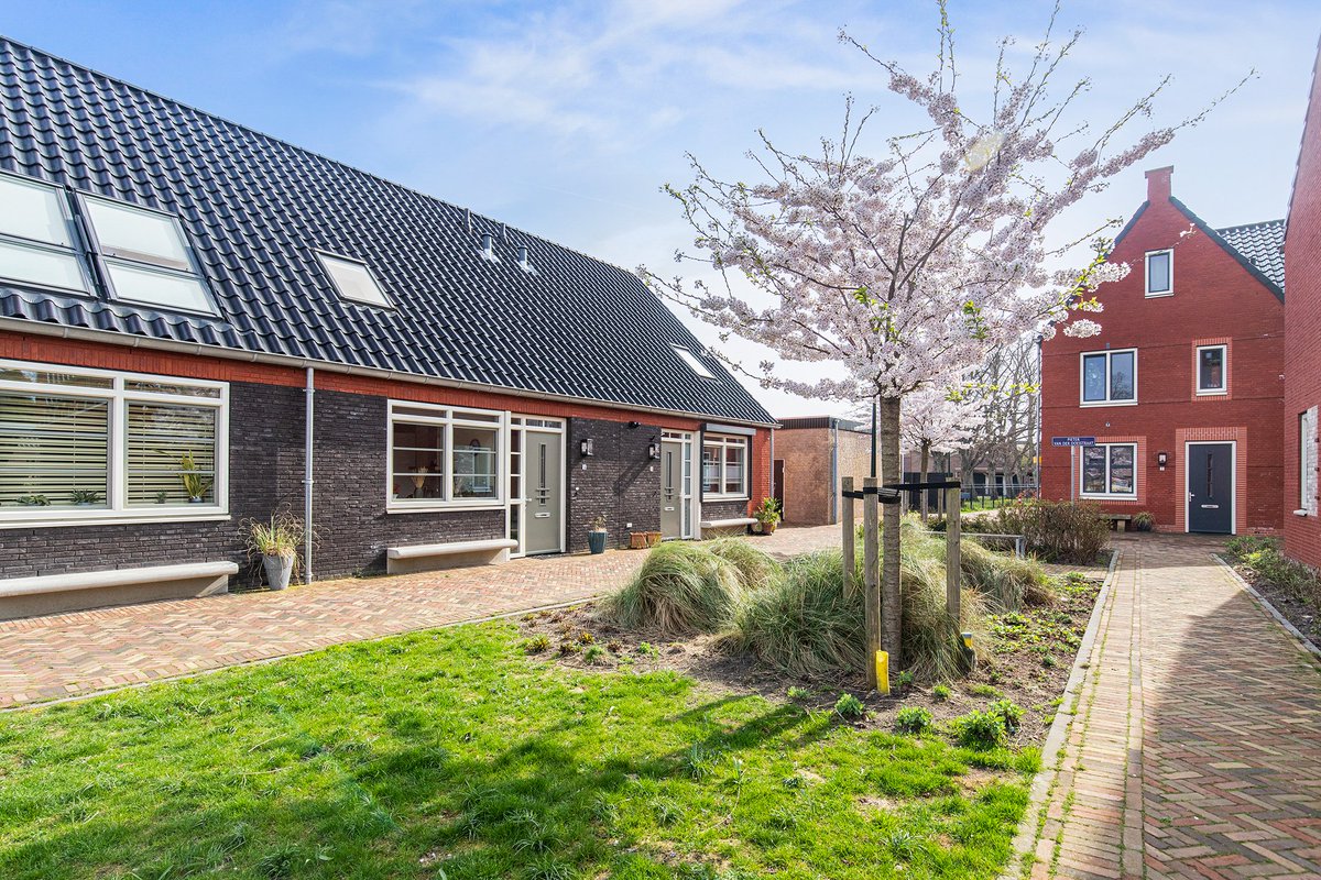 MakelaarDeGroot's tweet photo. Deze mooie woning aan de Willem van der Zaanstraat 14 in Oud-Beijerland is inmiddels verkocht en overgedragen aan de gelukkige nieuwe eigenaar. https://t.co/DwreOnN6El https://t.co/Yl6XLIf3qu