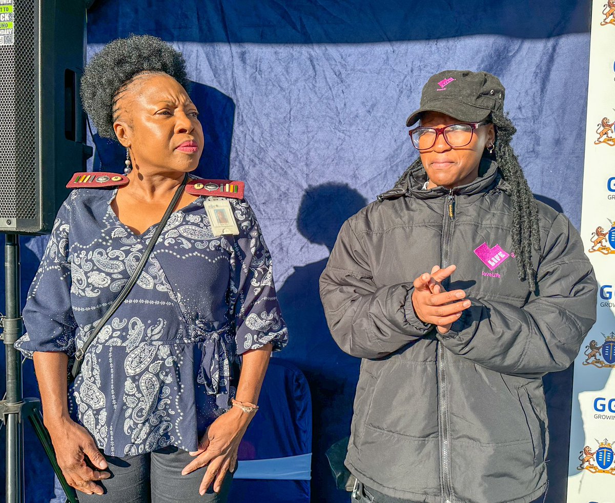 GautengHealth's tweet photo. MEC for Health and Wellness, @NkomoNomantu this morning led the Integrated School Health Programme and donated essentials to learners including school shoes and sanitary towels at Mveledzandivho Primary School in Chaiwelo, Soweto #AsibeHealthyGP #30YearsOfHealth https://t.co/JRuf79x6fk