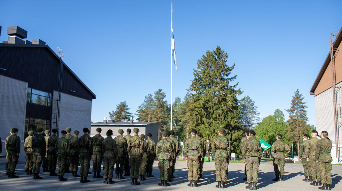 MaasotaK's tweet photo. Panssarireserviupseerikurssi 264 aloitti tänään 24.5. perinteisellä lipunnostolla ja koulun johtajan avauspuheella. 

Kurssille osallistuu noin 40 upseerioppilasta, jotka koulutetaan operatiivisten joukkojen johtajiksi.

#Maavoimat #Maask #Koulkesk #PSRUK264 https://t.co/422Jq1WyGk