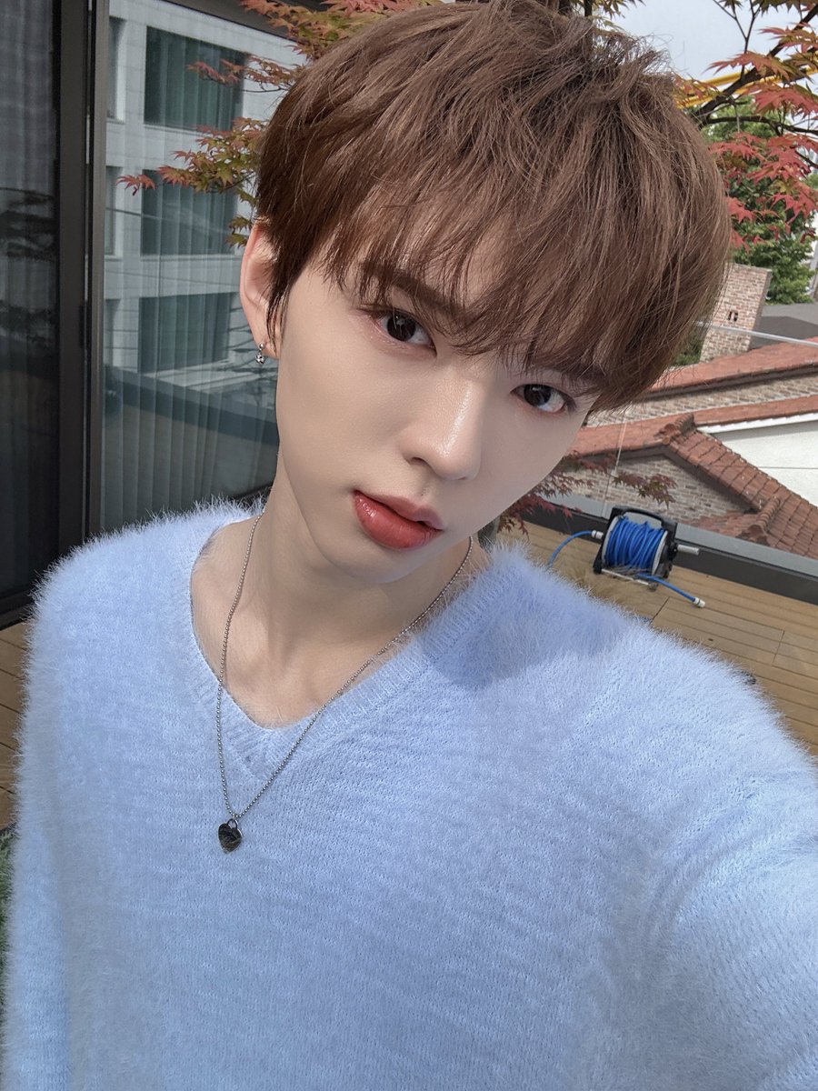 _AMPERSANDONE_'s tweet photo. 앤디어! 너무 보고싶었어요~ 요즘에 연습 열심히하고 있고 운동도 열심히 하고있어요!💪 오늘 또 날씨 좋아하니까 밖에서 놀자~! 😊ㅎㅎ 오늘 좋은 하루 보내자!🩷

#앰퍼샌드원 #AMPERSANDONE 
#브라이언 #BRIAN https://t.co/BPlb2ZU7Xy