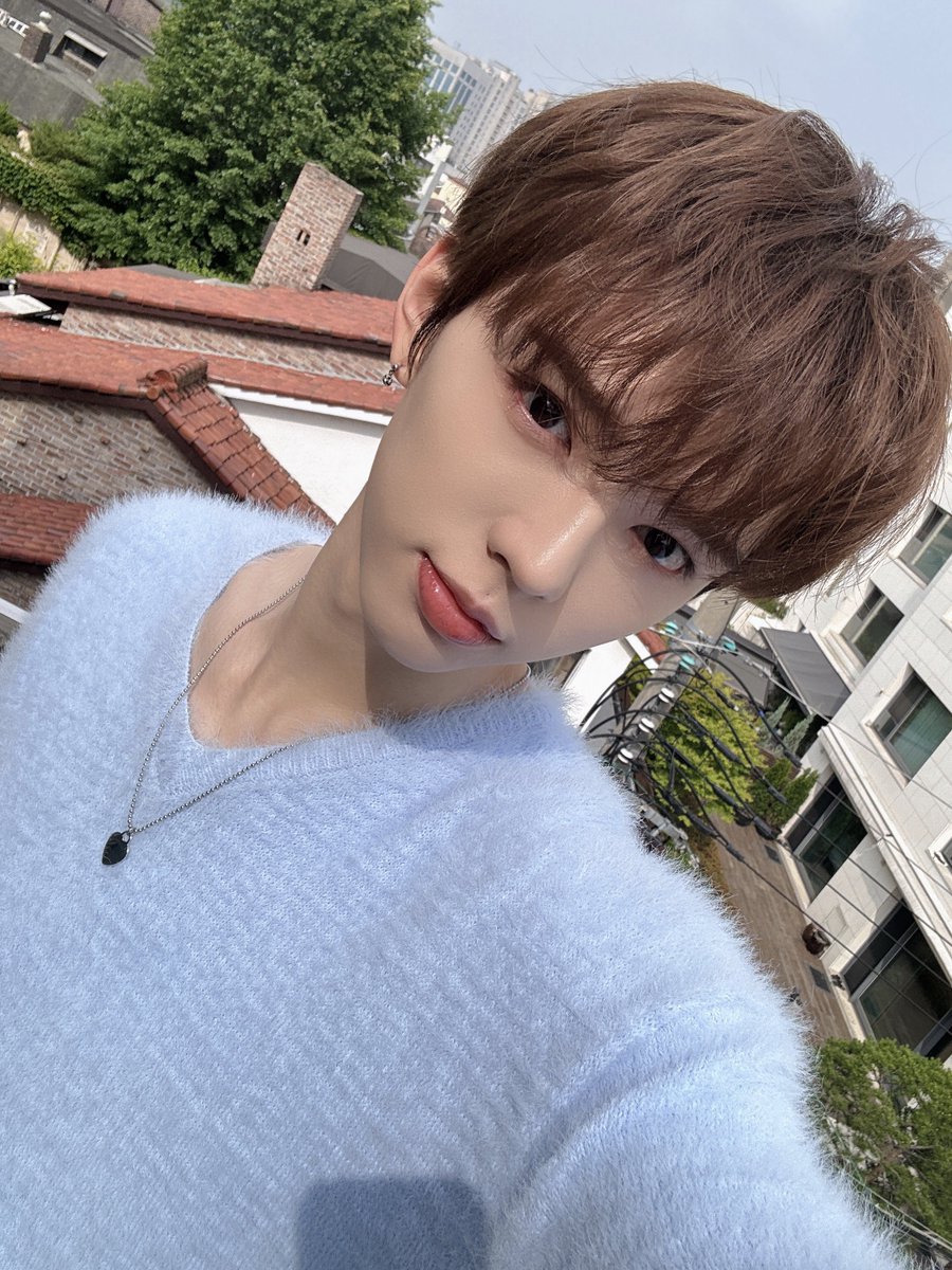 _AMPERSANDONE_'s tweet photo. 앤디어! 너무 보고싶었어요~ 요즘에 연습 열심히하고 있고 운동도 열심히 하고있어요!💪 오늘 또 날씨 좋아하니까 밖에서 놀자~! 😊ㅎㅎ 오늘 좋은 하루 보내자!🩷

#앰퍼샌드원 #AMPERSANDONE 
#브라이언 #BRIAN https://t.co/BPlb2ZU7Xy
