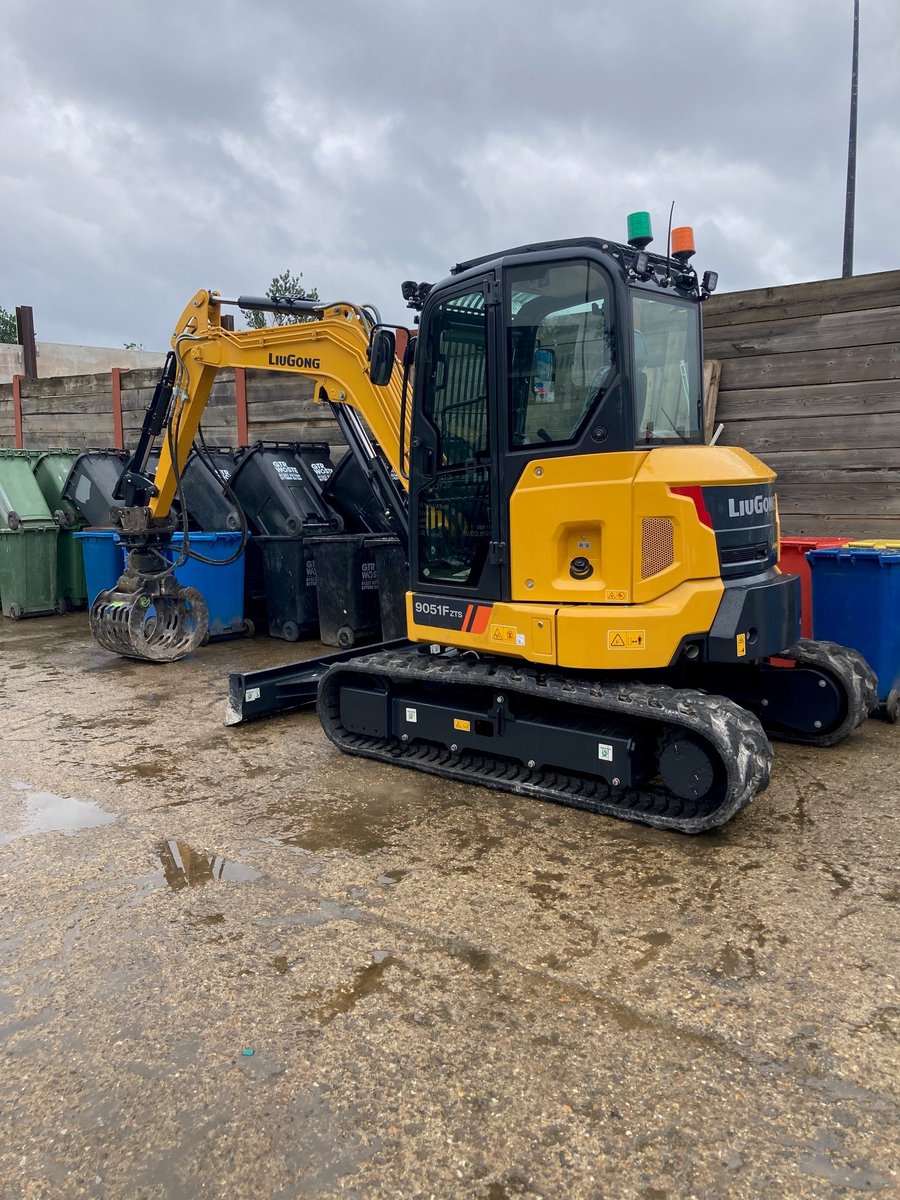 New customer alert! We have a brand new customer with a brand new machine!
Gtr Waste recently received their very first LiuGong excavator, model; 9051FZTS (5.1 tonne).
You're in excellent hands with LiuGong's fantastic after care and after sales teams.

#liugonguk #gtrwaste