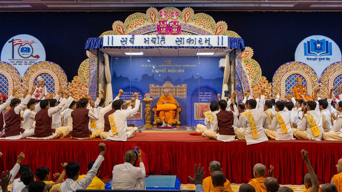 HH Mahant Swami Maharaj's Vicharan: 23 May 2024, Sarangpur, India gfrc6.app.goo.gl/Y4zA