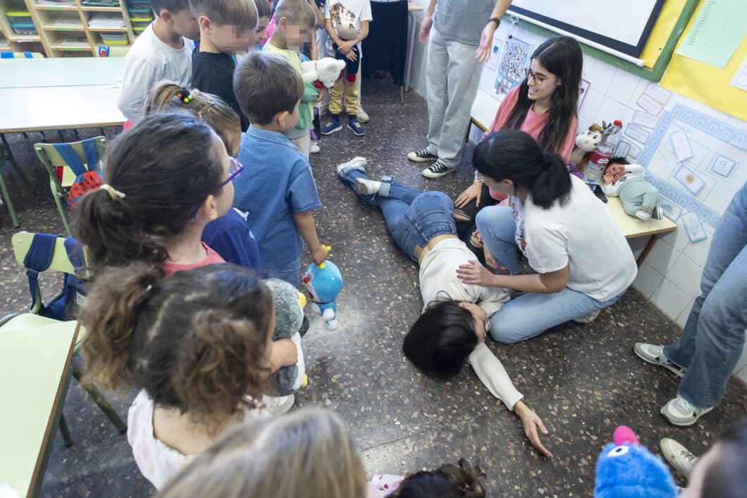Nuestros futuros enfermeros enseñan a los escolares de Castellón a salvar vidas. Magnífica iniciativa de educación para la salud. ¡Enhorabuena! ➡️ medios.uchceu.es/.../nuestros-e…