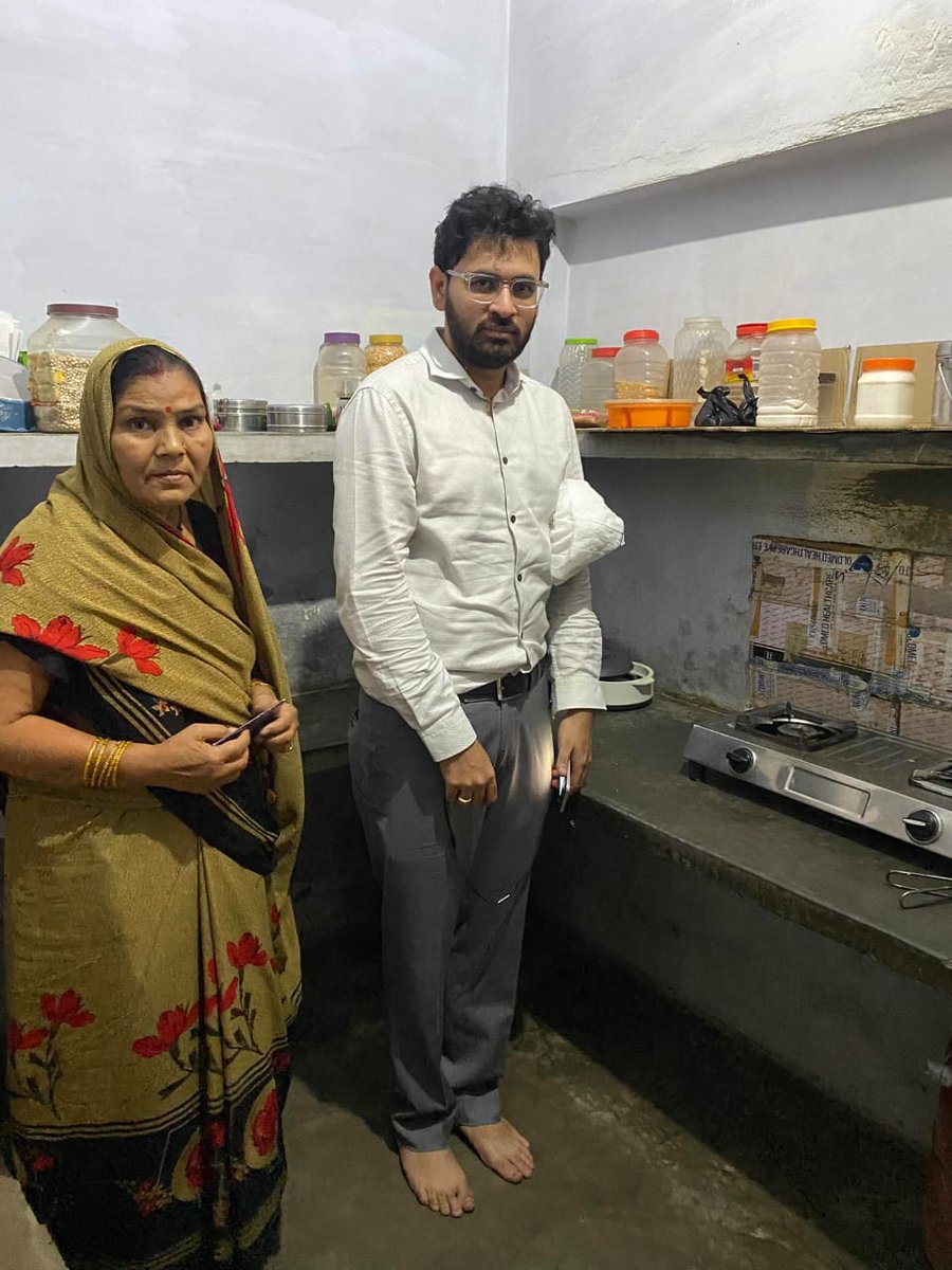 vido1417's tweet photo. Conducted a basic safety check at 12 customer premises in Sujabad, Chandauli. Educated customers on essential LPG safety tips. Replaced 3 defective hosepipes to ensure safer usage. #SafetyFirst #LPGSafety #Chandauli @thakurkm007 @IOCL_UP @rajesh29536 @DirMktg_iocl https://t.co/qbFXqnDz4Z