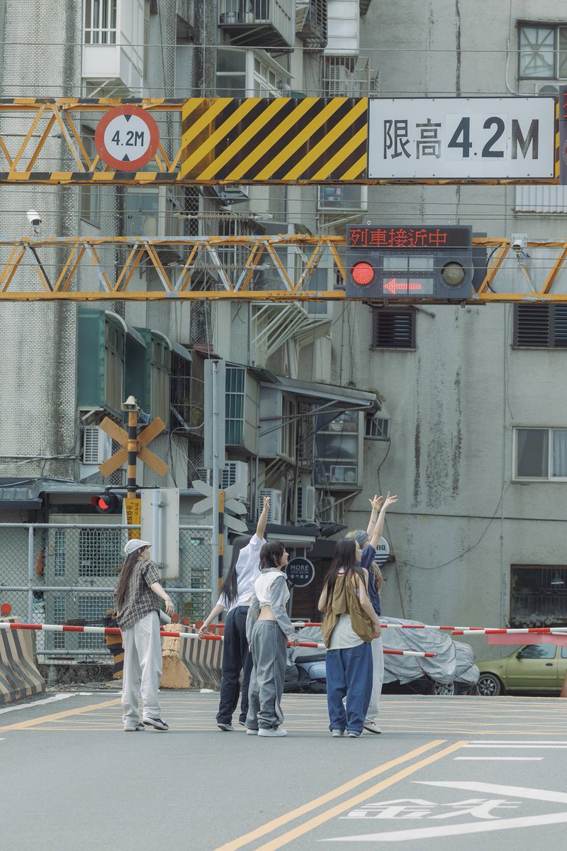 bluemoon_hn's tweet photo. 뉴진스 하우스윗 컨포 이 두장 배경화면하면 이쁘겠다 https://t.co/aCRzlqYr0r