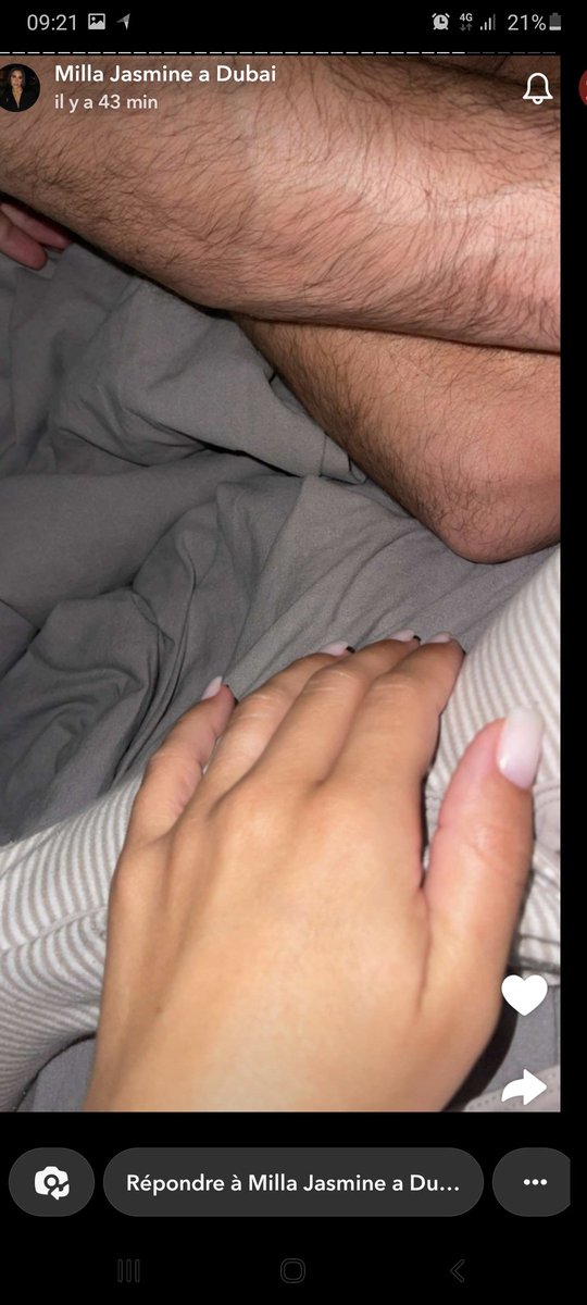 Patatapatatii's tweet photo. Regardez la cinglée de #millajasmine qui a été prendre en photo son "mari" en cachette alors qu'il dort ds la chambre d'amis... ptdr🤣🤣🤣 https://t.co/FyyPlo57kU