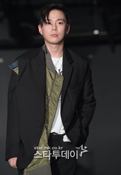 #GSoul was booked on charges of stealing alcohol from a convenience store. It was known he was intoxicated at the time of arrest (19 April) and currently living abroad. Police plans to summon GSoul for questioning. m.entertain.naver.com/now/article/00… #KoreanUpdates VF