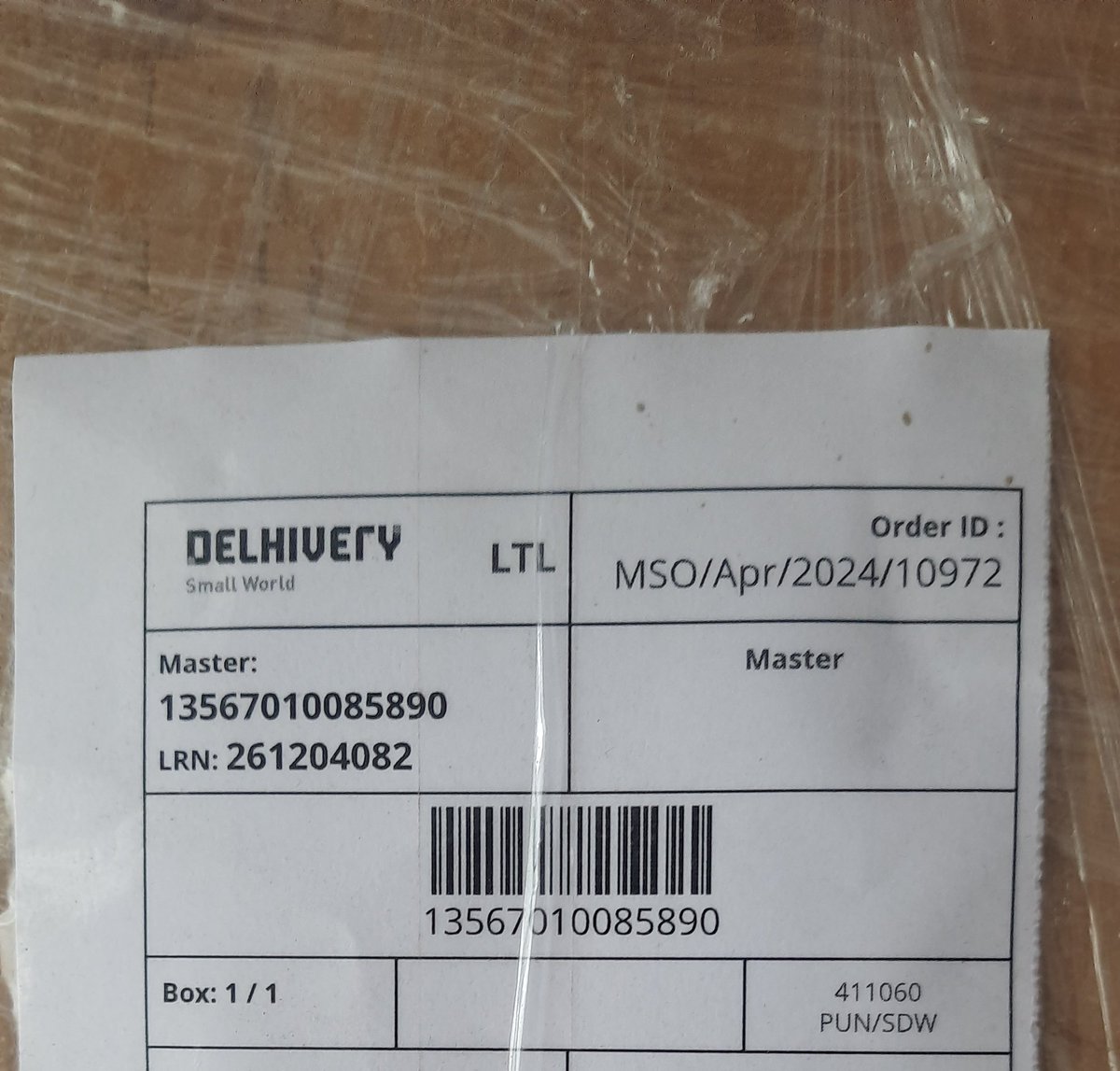 Mousumi91's tweet photo. @delhivery @help_delhivery TRACKING: 13567010085890, 
Delivery executive &amp; his manager forcing me to provide complete AADHAR number while delivering. Not excepting Masked AADHAR citing @delhivery company policy to take AADHAR CARD PHOTO WITH COMPLETE NUMBER as proof of delivery. https://t.co/eRoOvGeecp