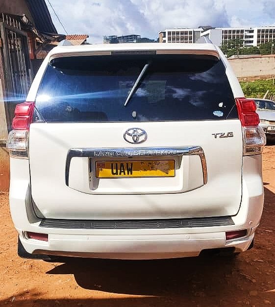 #Quicksale
Through this week of 14 SUVs have been purchased at a giveaway price just left with this Toyota Land Cruiser TZG 2010 edition with 4.0cc, it's an Automatic SUV with a petrol engine.  
#Note:  Slightly negotiable if cash and do accept installments.

Priced: #Ugx60m