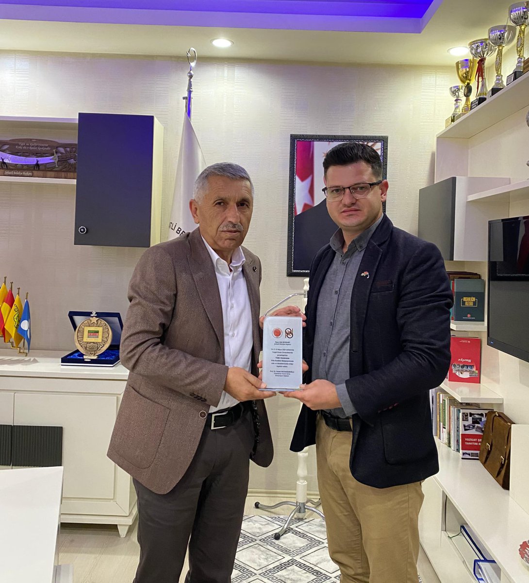 SefaatliMyo's tweet photo. Meslek Yüksekokulu Müdürümüz Öğr. Gör. Mert Can Arıtürk, MEYOK Koordinatörlüğünce düzenlenen Uluslararası Orta Anadolu Sempozyumu'na desteklerinden dolayı İlçemiz Belediye Başkanı Zeki Bozkurt'a Üniversitemiz adına teşekkür plaketini takdim etti. @MertcanAriturk @zekibozkurt66 https://t.co/1qpVH8JgRf