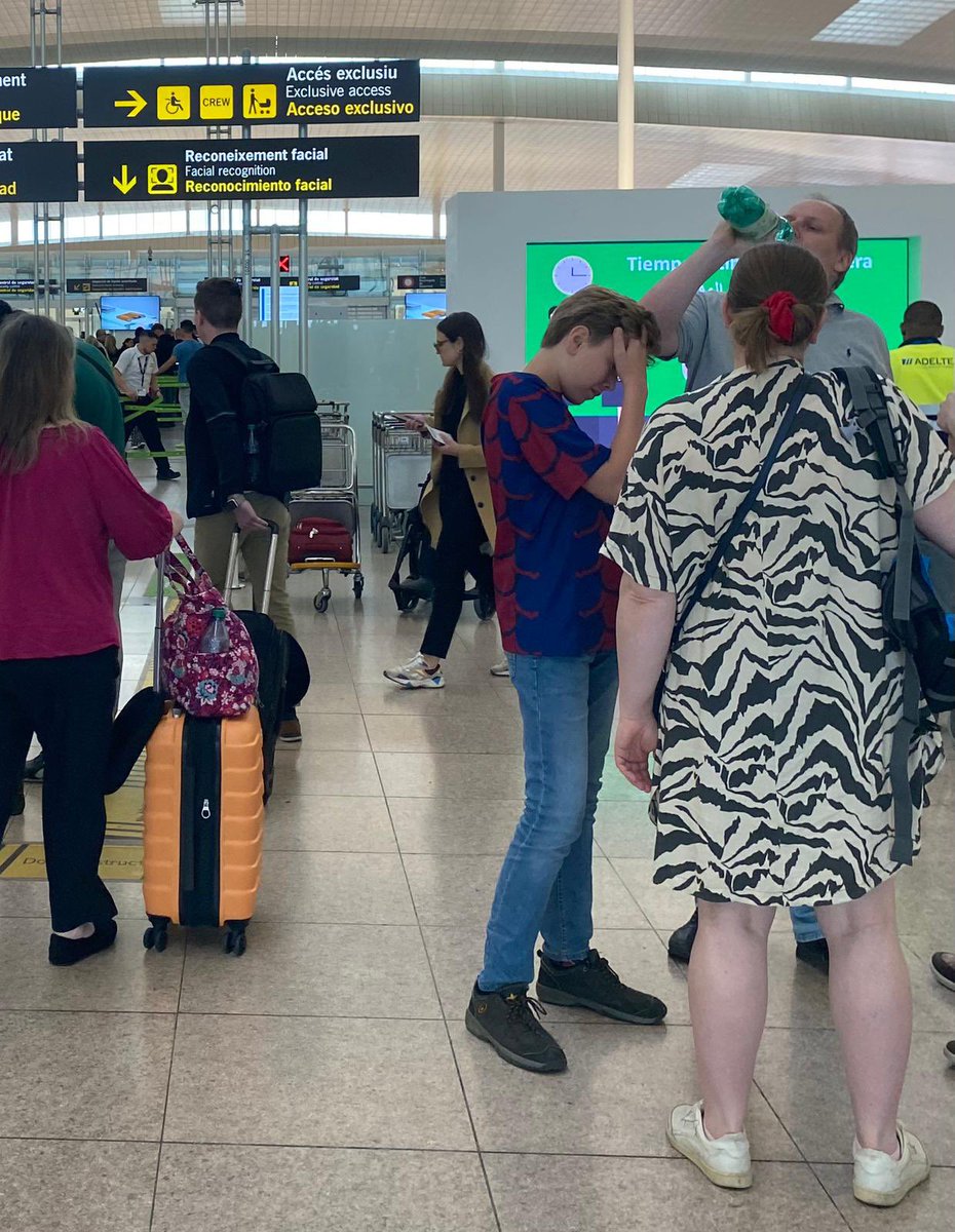 L’aeroport de Barcelona es comença a omplir de samarretes blaugranes. La Fina i la seva germana volen a Bilbao i confien que “ara sí que sí”. 

Viatgen amb la il·lusió que “a la tercera va la vençuda” i que el Barça pot guanyar l’Olympique de Lió.

catradio.cat/endirecte