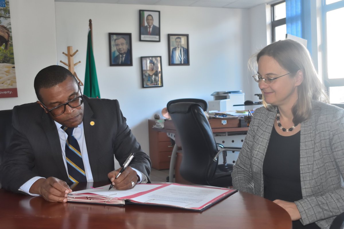 Pleased to sign financing agreement with H.E. Ambassador Anne Wagner-Mitchell of Germany 🇩🇪 @EmbZambia to support the Democracy Strengthening project in #Zambia 🇿🇲- a flagship multi-partnership project to promote democracy @UNDPZambia