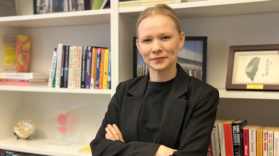 Entreprenörskapsforum (@eskapsforum) on Twitter photo Årets unga forskarpris och 150 000 kr tilldelas ekonomie doktor Emma Lappi, Copenhagen Business School. Hon prisas för sin forskning om entreprenöriell dynamik och dess effekter på företags- och individnivån. Grattis <a href="/LappiEmma/">Emma Lappi</a>! Årets unga forskarpris och 150 000 kr tilldelas ekonomie doktor Emma Lappi, Copenhagen Business School. Hon prisas för sin forskning om entreprenöriell dynamik och dess effekter på företags- och individnivån. Grattis <a href="/LappiEmma/">Emma Lappi</a>!