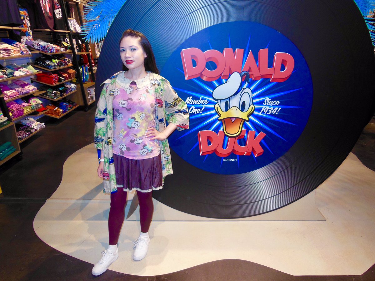 Queenie4ever's tweet photo. Donald Duck beach bash @BoxLunchGifts #DonaldDuck90 #BLBeachBash #nationaltitletrackday #photop https://t.co/fMsX24f0iv
