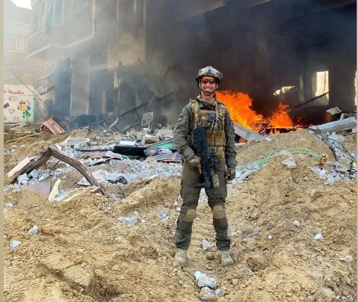 un soldado israelí posando feliz mientras destruye la Universidad Al aqsa en Gaza con quien la US tiene convenios
#StopGenocideInGazaNow 
#boicotIsrael