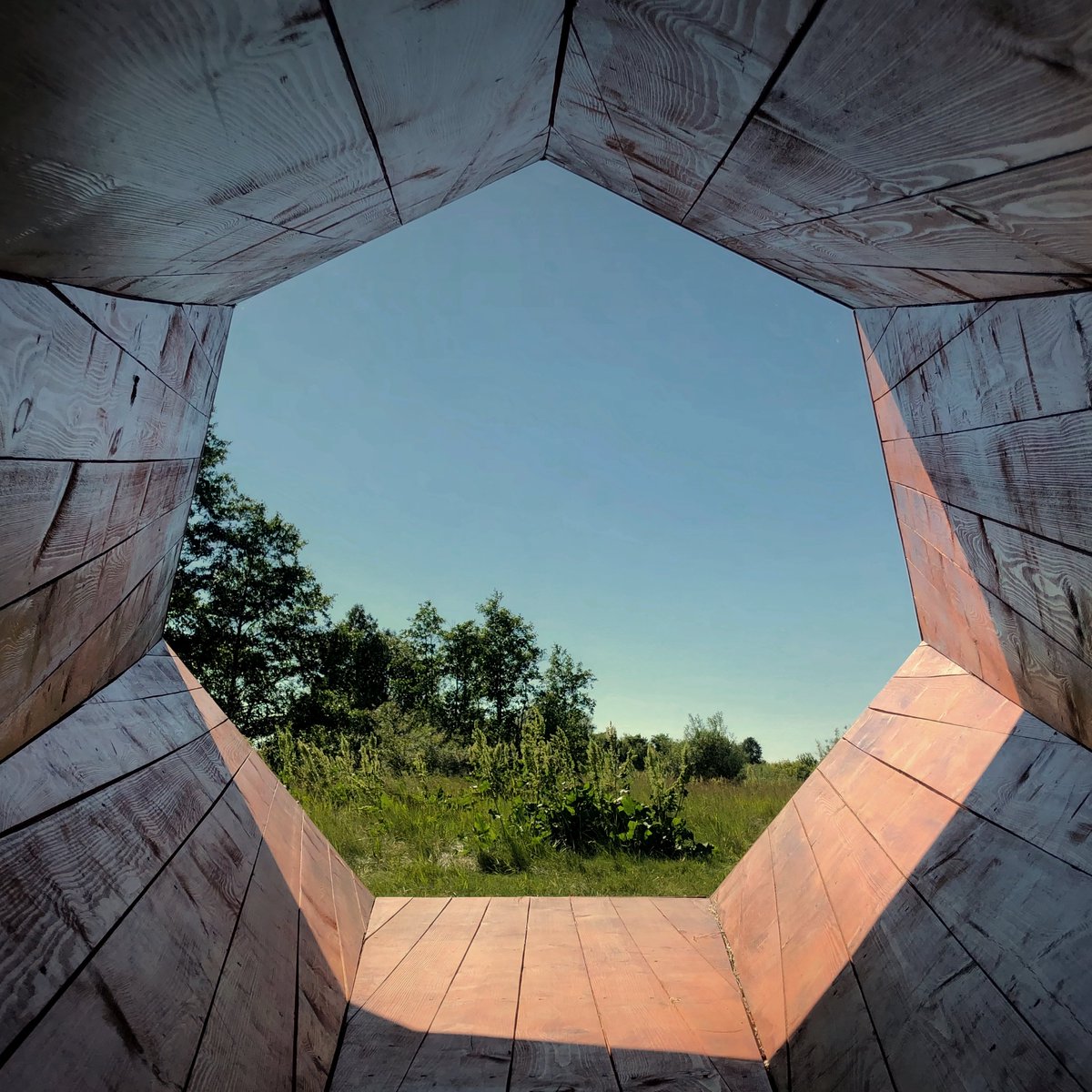 My new single "You Can Rest Now" is live! This time it’s a downtempo one. It’s a very simple and raw tune, filled with nostalgia and noisy textures. Links at juno8.com