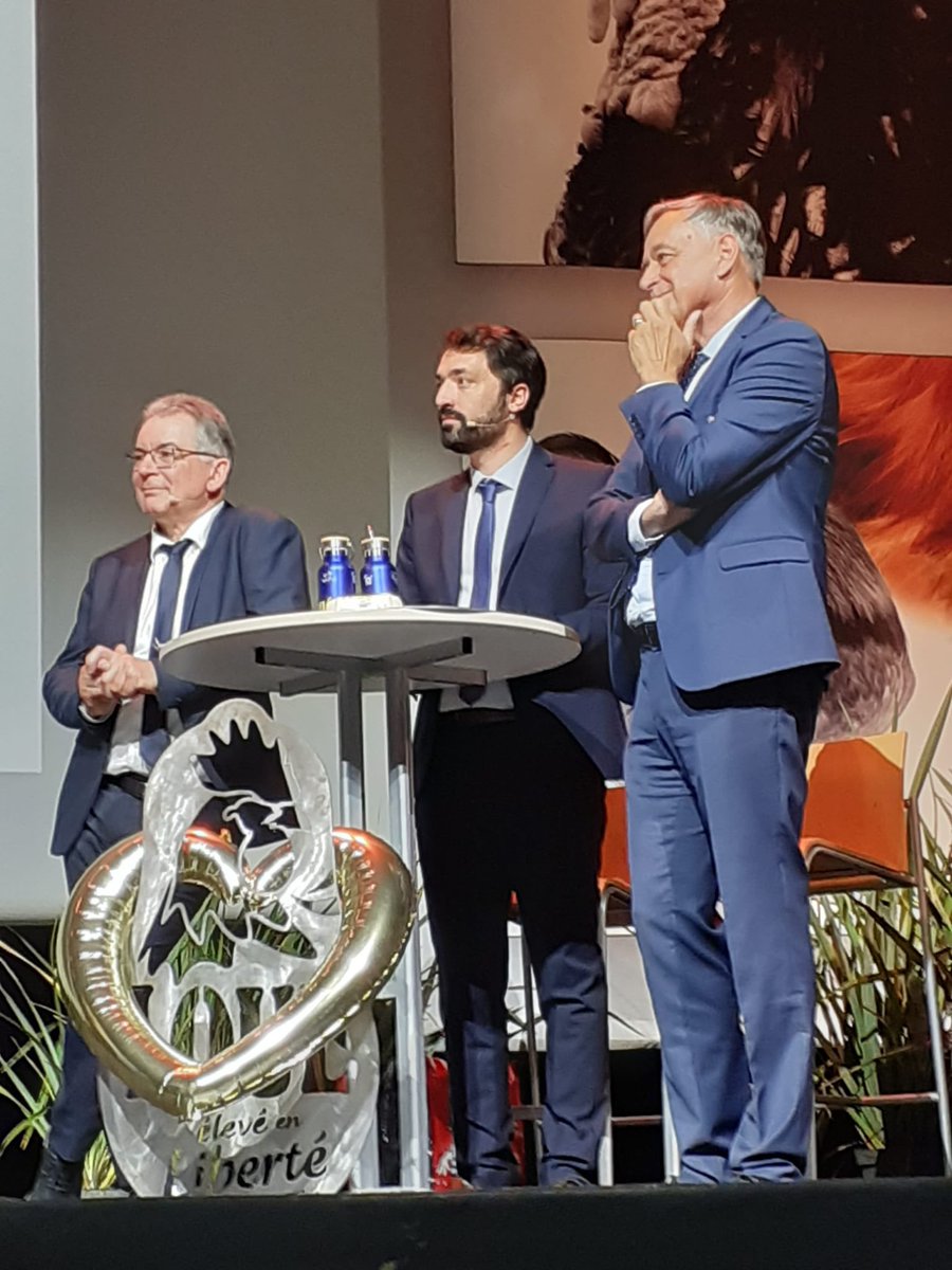 Honorée de représenter @C_MORANCAIS à l'AG des fermiers de Loué aux côtés de ma collègue sarthoise Anne Beauchef. Un moment d'émotion par le passage de la flamme de la direction entre Yves de la Fouchardière et Erwan son fils Profond Respect Yves pour tout le travail accompli !