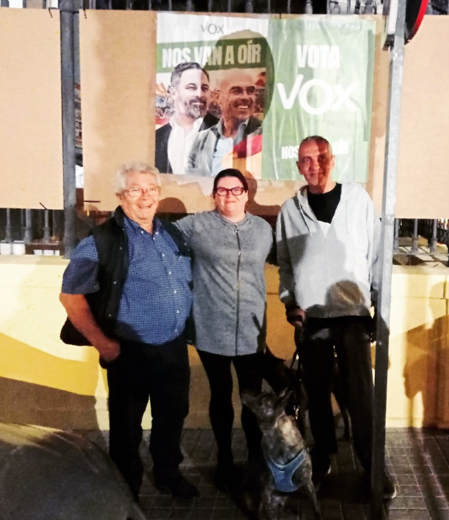 VGodella's tweet photo. Nos van a oír, pegada de carteles #Godella #Valencia

#Nosvanaoir #VotaVOX https://t.co/ARJcIxU0n7