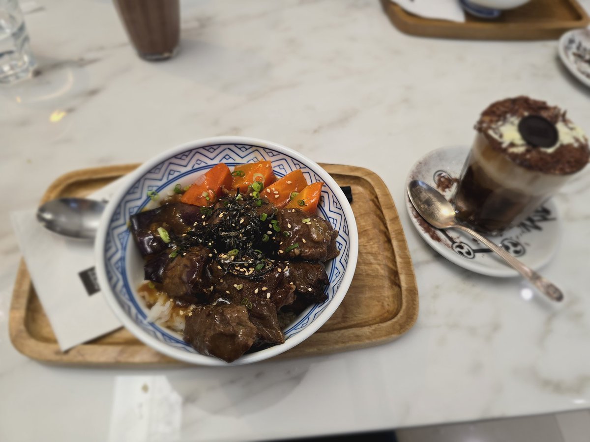 Shalom826's tweet photo. 赤味噌燉牛面珠飯 +田園沙律
還有邪惡的 Crazy Mocha
今次去時發現多人買外賣
發現外賣的  menu 唔同  和 價錢平些.

#SensoryZero https://t.co/DrPGvfVMy7