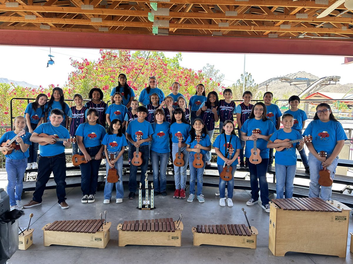 FMEagleMusic's tweet photo. So proud of these kiddos! 💙 Superior performance at Western Playland. 🎶🤩🏆@fmeeagles @villalba_eric @Ymgomez1964 @llane03 https://t.co/9ZHwR1Af6a