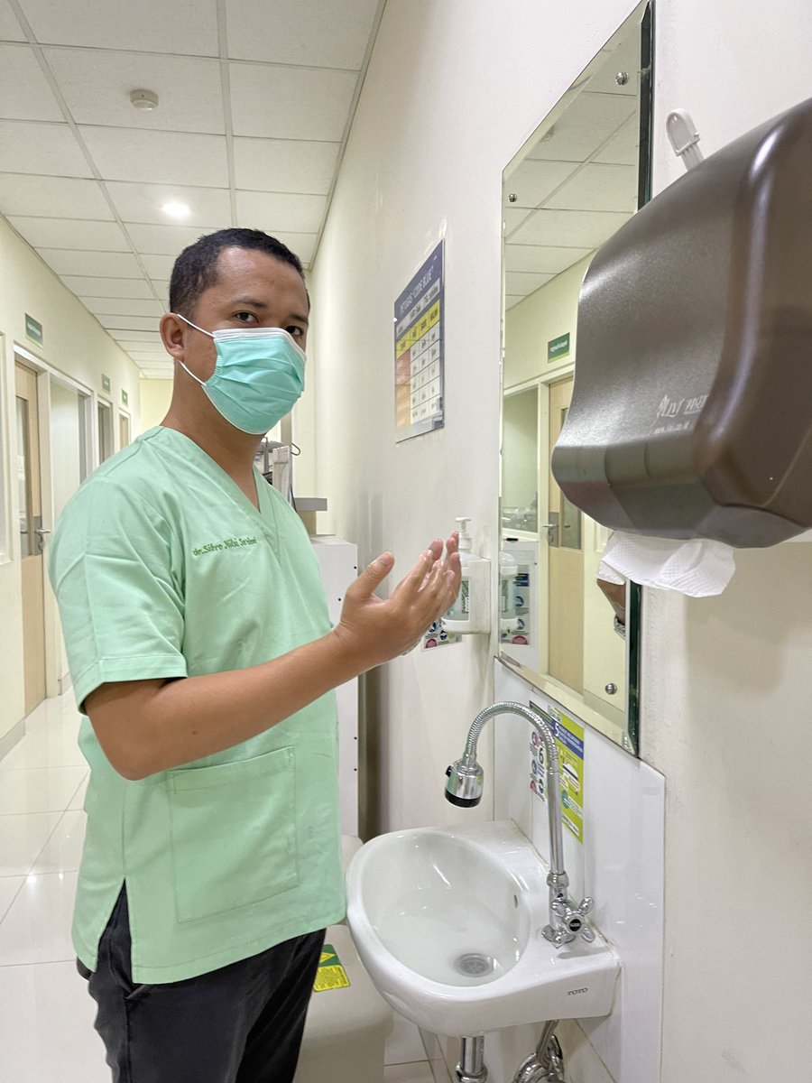 sibromilsi's tweet photo. Pelatihan cuci tangan sebelum dan sesudah kontak dengan pasien 🙏🏻👍 https://t.co/t3td1mdBVD